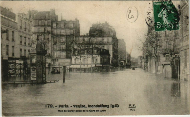 Carte postale ancienne Paris 12e - Rue de Bercy prise de la Gare de Lyon  à Paris 12e