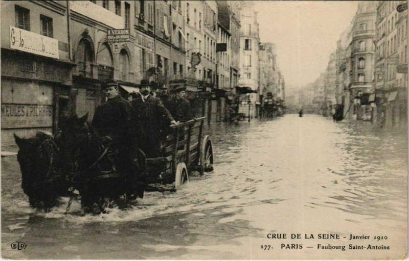 Carte postale ancienne Paris 12e - Crue de la Seine - Faubourg Saint-Antoine à Paris 12e