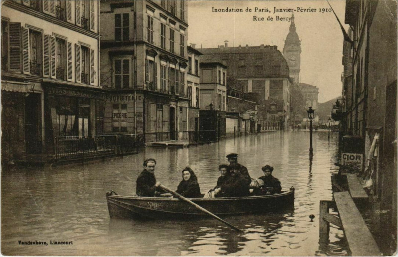Carte postale ancienne Paris 12e - Inondation de Paris - Rue de Bercy à Paris 12e