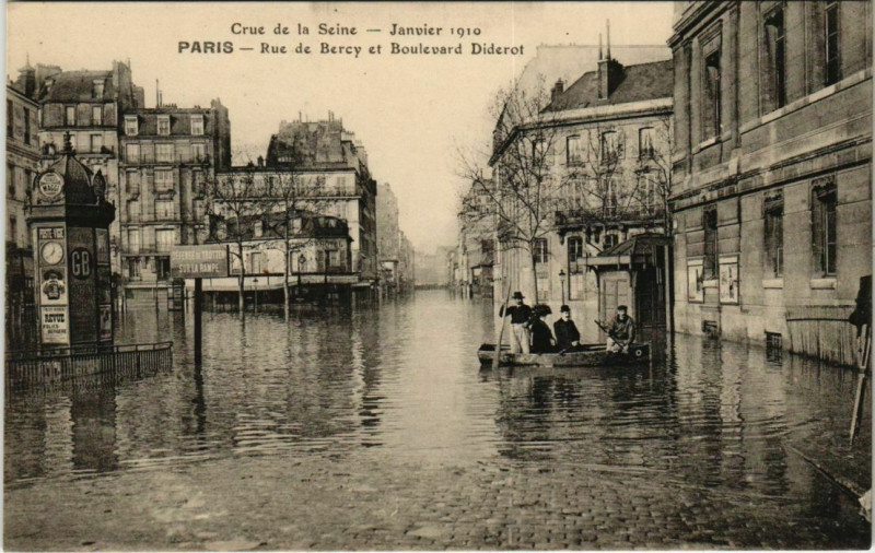Carte postale ancienne Paris 12e - Rue de Bercy et Boulevard Diderot à Paris 12e