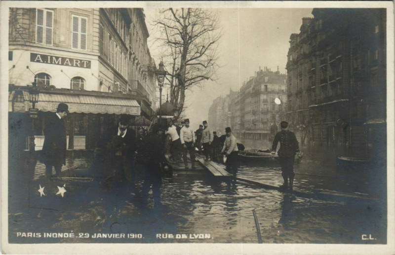 Carte postale ancienne Paris 12e - Paris Inondé - Rue de Lyon à Paris 12e