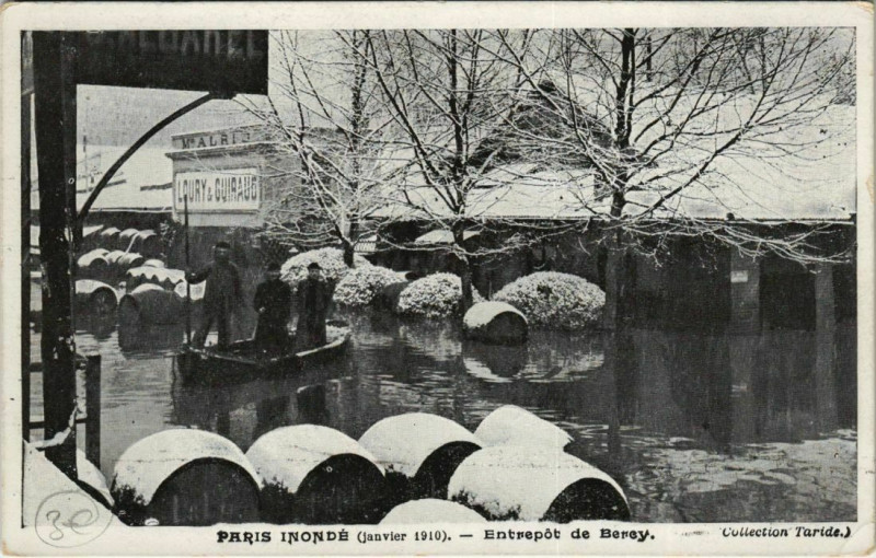 Carte postale ancienne Paris 12e - Paris Inondé - Entrepôt de Bercy à Paris 12e