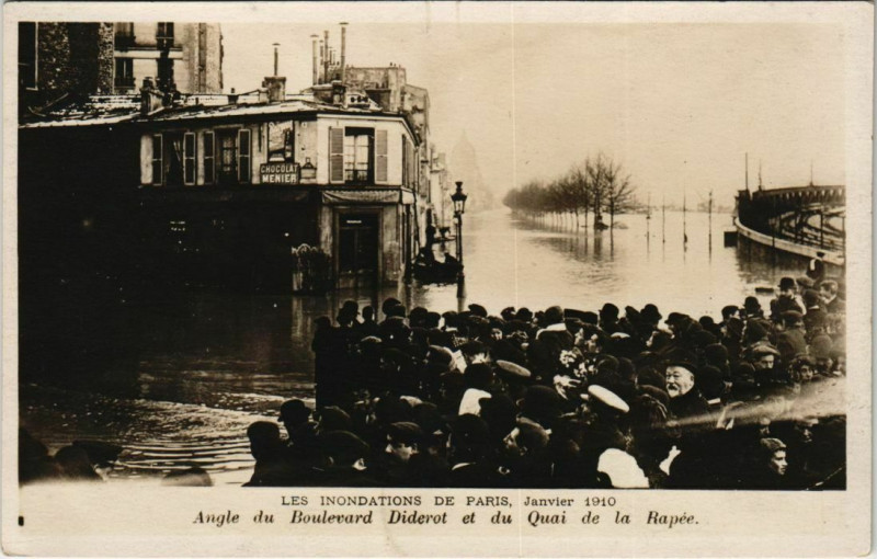 Carte postale ancienne Les inondations de Paris, Janvier 1910 - Angle du Boulevard Diderot et du Quai de la Rapée à Paris 12e