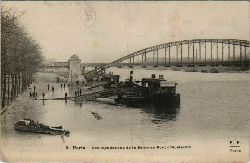 Carte postale ancienne Les Inondations de la Seine au Pont d'Austerlitz à Paris 12e