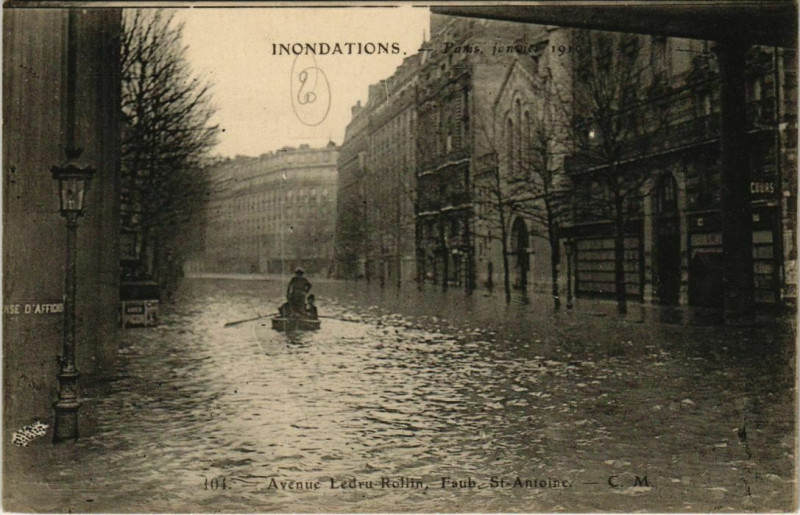 Carte postale ancienne Paris 12e - Avenue Ledru-Rollin, Faub. Saint-Antoine à Paris 12e