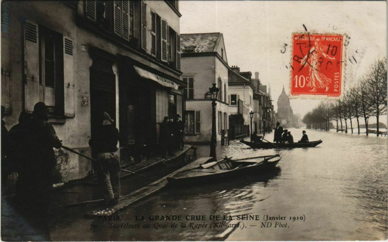 Carte postale ancienne Paris 12e - La Grande Crue - Sauvateurs au Quai de la Rapée à Paris 12e