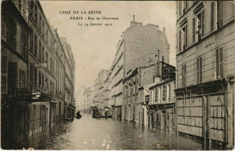 Carte postale ancienne Paris 12e - Crue de la Seine - Rue de Charenton à Paris 12e