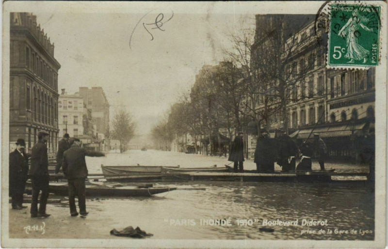 Carte postale ancienne Paris 12e - Paris Inondé 1910 - Boulevard Diderot à Paris 12e