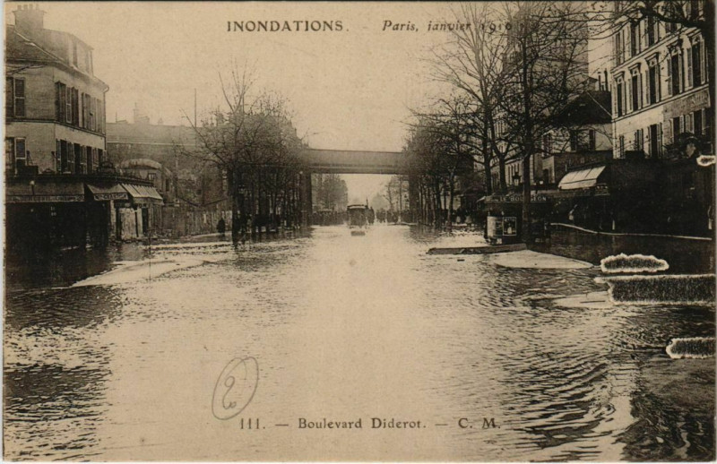 Carte postale ancienne Paris 12e - Boulevard Diderot à Paris 12e