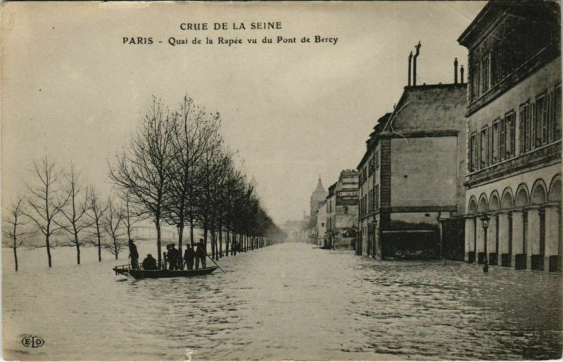 Carte postale ancienne Crue de la Seine - Quai de la Rapée vu du Pont de Bercy à Paris 12e