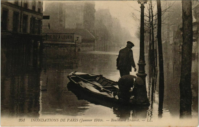Carte postale ancienne Paris 12e - Inondation - Boulevard Diderot - Ll.251 à Paris 12e