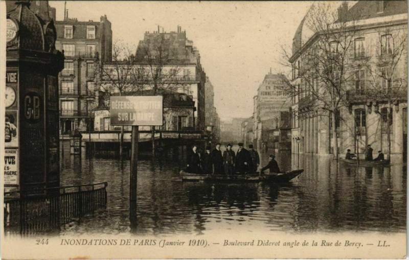 Carte postale ancienne Paris 12e - Boulevard Diderot de la Rue de Bercy - Ll.244 à Paris 12e