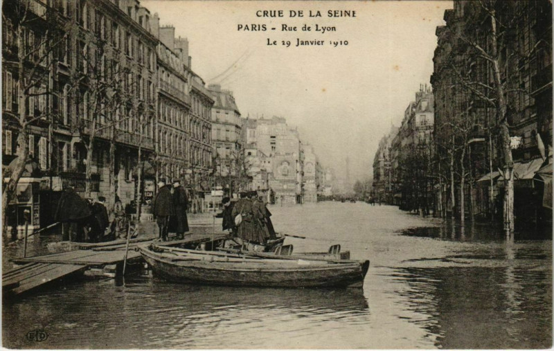 Carte postale ancienne Paris 12e - Crue de la Seine - Rue de Lyon à Paris 12e