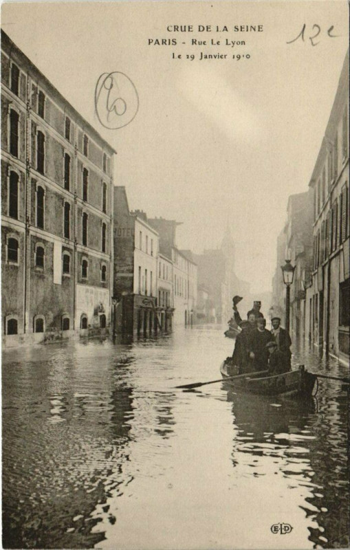 Carte postale ancienne Paris 12e - Crue de la Seine - Rue de Lyon à Paris 12e