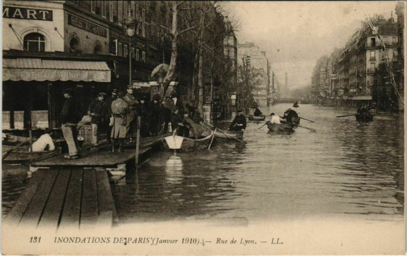 Carte postale ancienne Inondations de Paris (Janvier 1910) - Rue de Lyon à Paris 12e