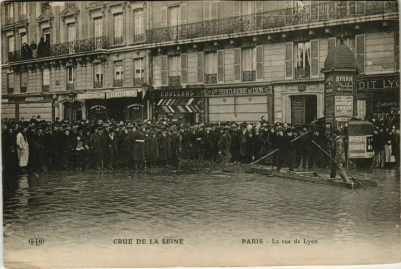 Carte postale ancienne Crue de la Seine - La rue de Lyon à Paris 12e