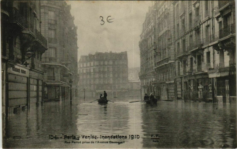Carte postale ancienne Paris 12e - Rue Parrot prise de l'Avenue Daumesnil à Paris 12e