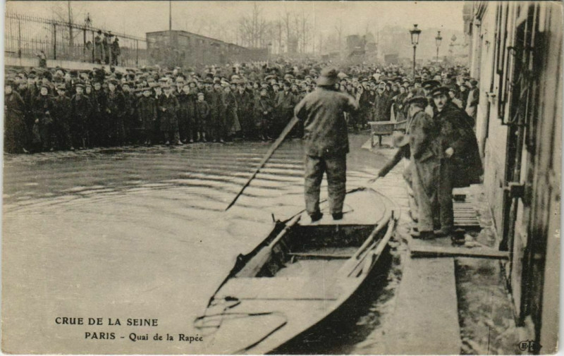 Carte postale ancienne Paris 12e - Crue de la Seine - Quai de la Rapée à Paris 12e
