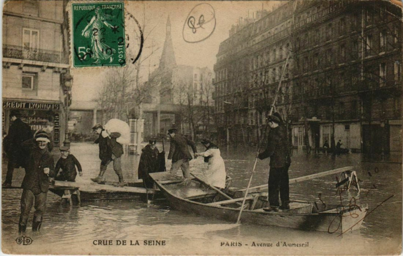 Carte postale ancienne Crue de la Seine - Avenue d'Aumesnil à Paris 12e