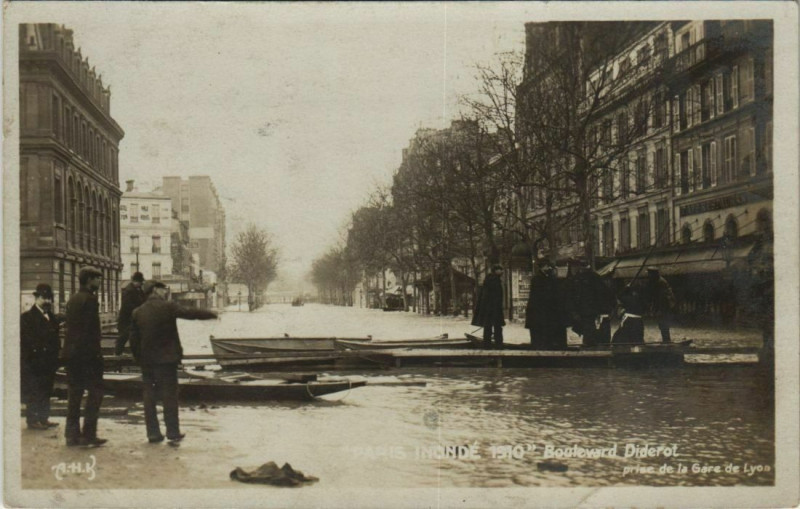 Carte postale ancienne Paris 12e - Paris inondé 1910 - Boulevard Diderot à Paris 12e