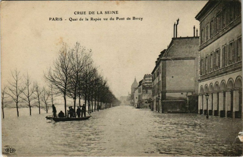 Carte postale ancienne Crue de la Seine - Quai de la Rapée vu du Pont de Bercy à Paris 12e