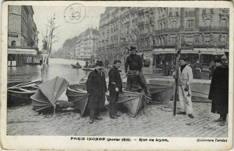 Carte postale ancienne Paris 12e - Paris inondé - Rue de Lyon à Paris 12e