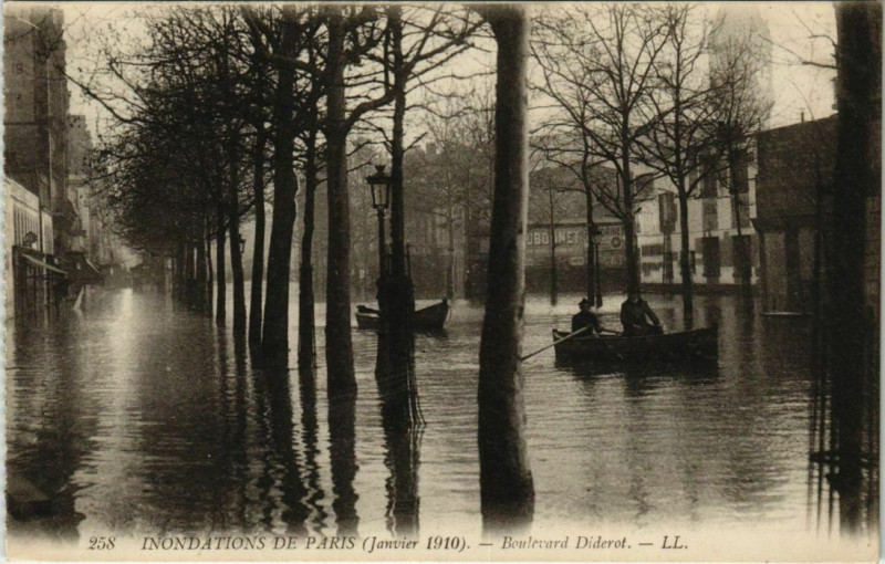 Carte postale ancienne Inondations de Paris (Janvier 1910) - Boulevard Diderot à Paris 12e