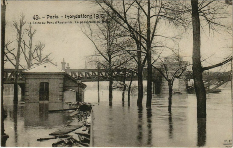 Carte postale ancienne Paris 12e - La Seine au Pont d'Austerlitz à Paris 12e