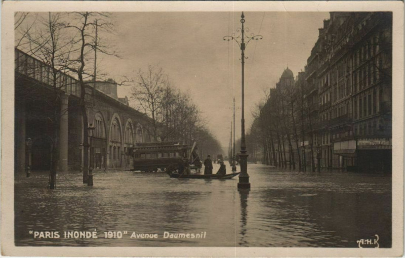 Carte postale ancienne Paris 12e - Paris Inondé 1910 - Avenue Daumesnil  à Paris 12e