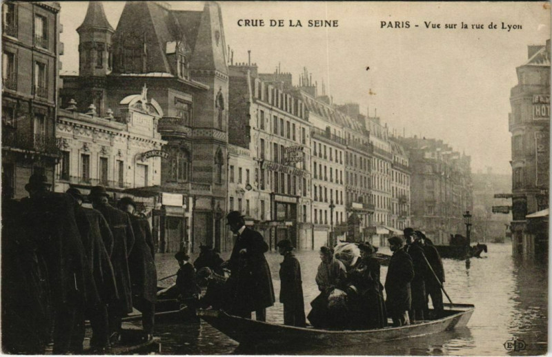 Carte postale ancienne Crue de la Seine - Vue sur la rue de Lyon à Paris 12e