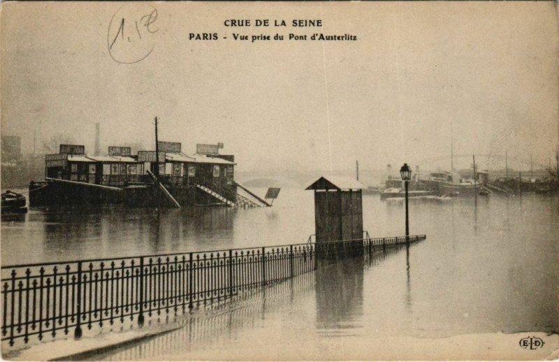Carte postale ancienne Crue de la Seine - Vue prise du Pont d'Austerlitz à Paris 13e