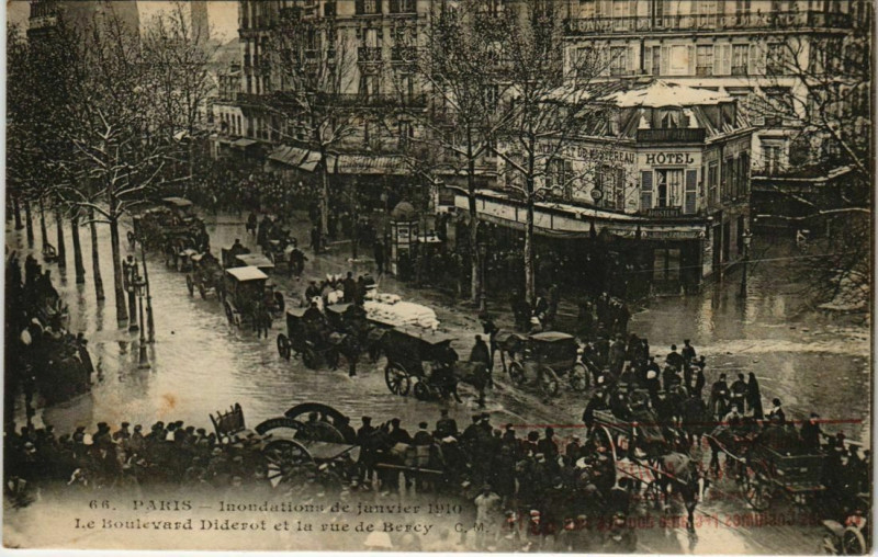 Carte postale ancienne Paris 12e - Le Boulevard Diderot et la rue de Bercy à Paris 12e