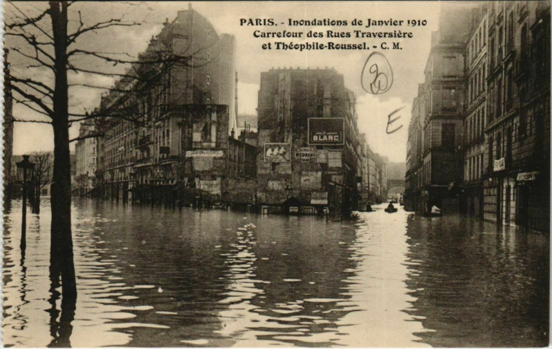 Carte postale ancienne Paris 12e - Carrefour de Rues Traversière et Théophile... à Paris 12e