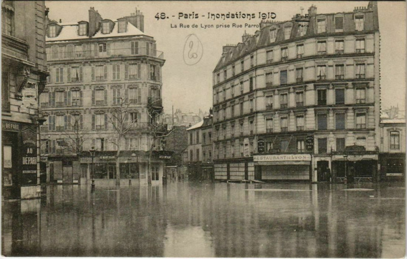 Carte postale ancienne Paris 12e - La Rue de Lyon prise Rue Parrot à Paris 12e