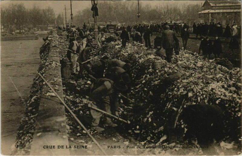Carte postale ancienne Paris 12e - Pont de Tolbiac - Déversement des Ordures à Paris 12e