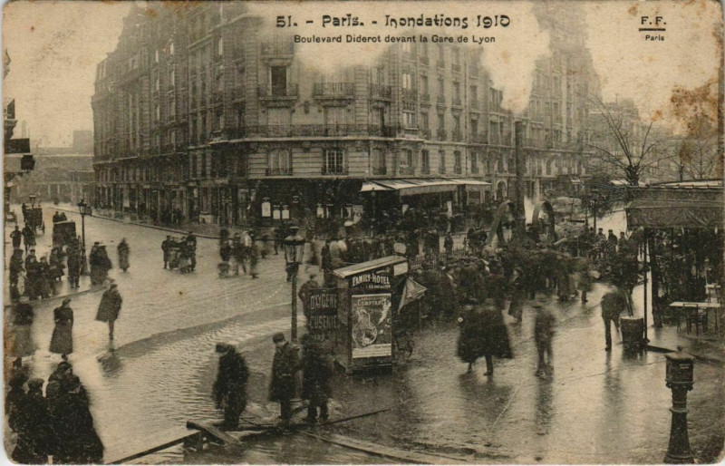 Carte postale ancienne Paris 12e - Boulevard Diderot devant la Gare de Lyon à Paris 12e