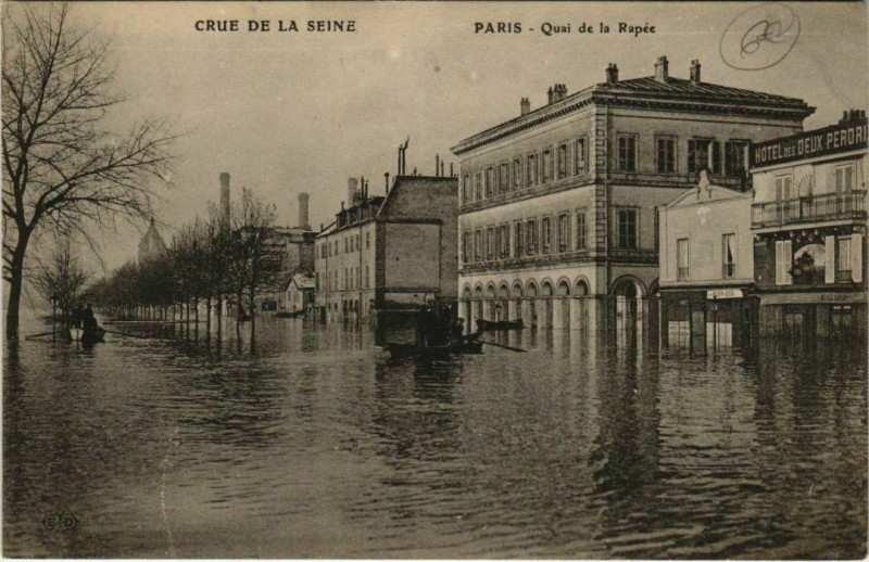 Carte postale ancienne Paris 12e - Crue de la Seine - Quai de la Rapée à Paris 12e