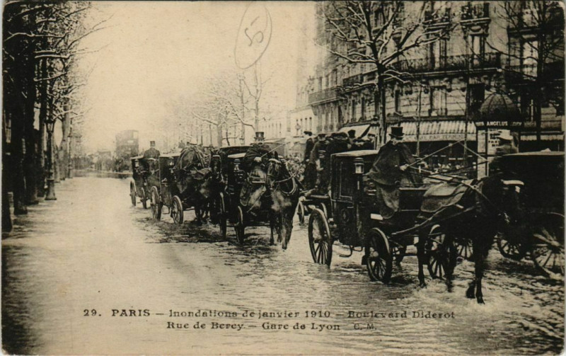 Carte postale ancienne Inondations de janvier 1910 - Boulevard Diderot  Rue de Bercy - Gare de Lyon à Paris 12e