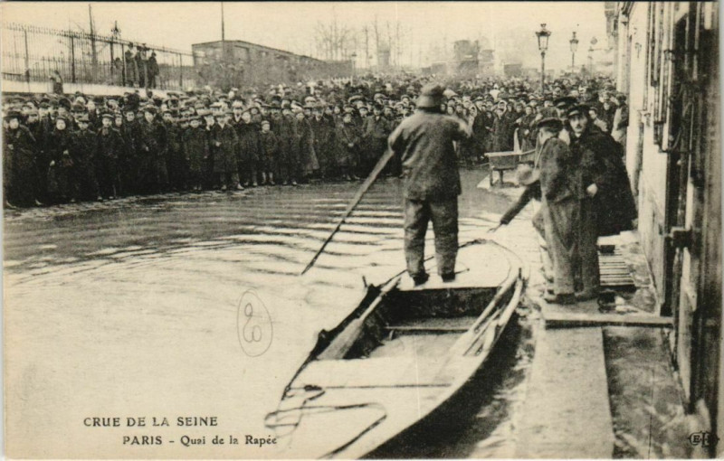 Carte postale ancienne Paris 12e - Crue de la Seine - Quai de la Rapée à Paris 12e