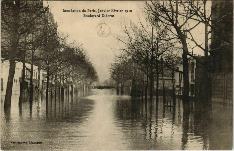 Carte postale ancienne Paris 12e - Inondation de Paris - Boulevard Diderot à Paris 12e