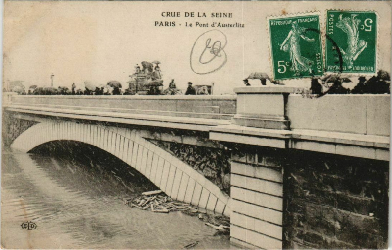 Carte postale ancienne Crue de la Seine - Le Pont d'Austerlitz à Paris 12e