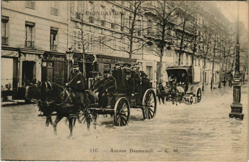 Carte postale ancienne Paris 12e - Avenue Daumesnil  à Paris 12e