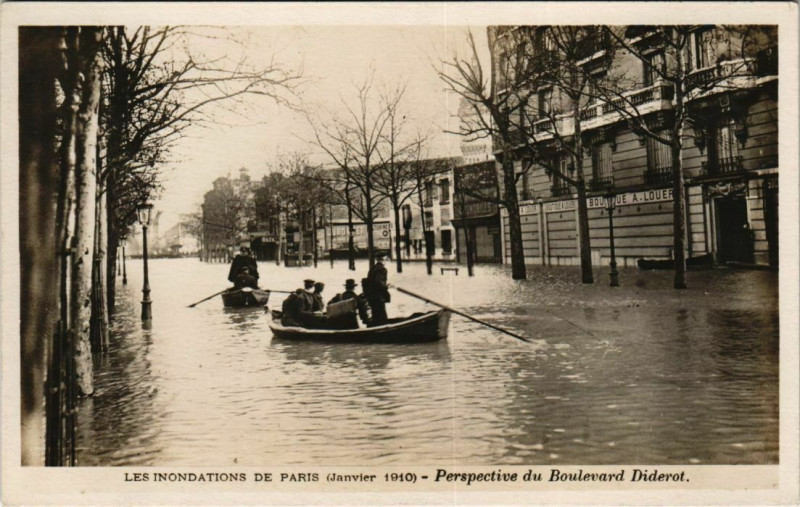 Carte postale ancienne Paris 12e - Perspective du Boulevard Diderot à Paris 12e