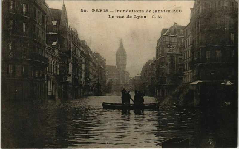 Carte postale ancienne Inondations de janvier 1910 - La rue de Lyon à Paris 12e