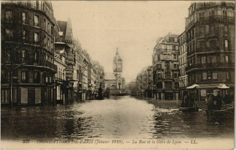 Carte postale ancienne Inondations de Paris (Janvier 1910) - La Rue et la Gare de Lyon à Paris 12e