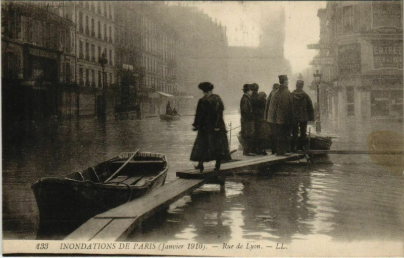 Carte postale ancienne Inondations de Paris (Janvier 1910) - Boulevard Diderot vers le Quai de la Rapée à Paris 12e