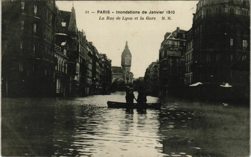 Carte postale ancienne Inondations de janvier 1910 - La rue de Lyon à Paris 12e