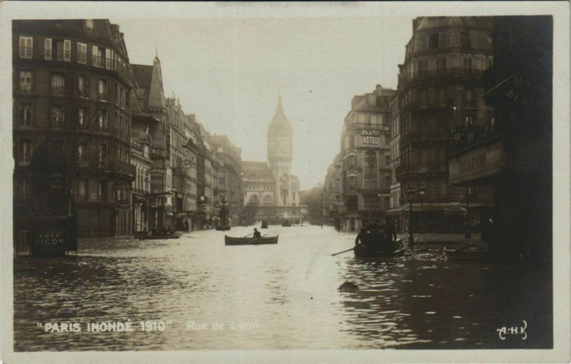 Carte postale ancienne Paris 12e - Rue de Lyon à Paris 12e