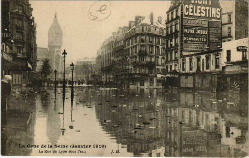 Carte postale ancienne La Crue de la Seine (Janvier 1910) - La Rue de Lyon sous l'eau à Paris 12e