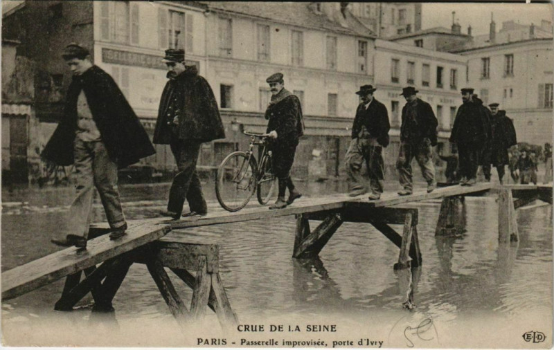 Carte postale ancienne Paris 13e - Passerelle improvisée, porte d'Ivry à Paris 13e